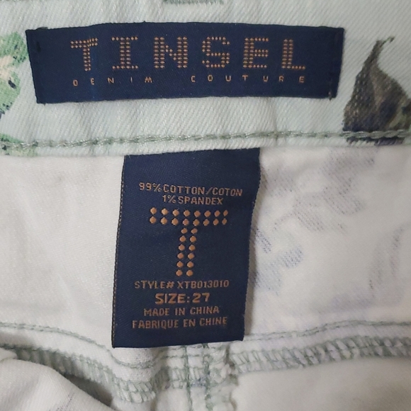 BNWOT 🏷 TINSEL FLORAL DENIM SHORTS - Picture 5 of 5